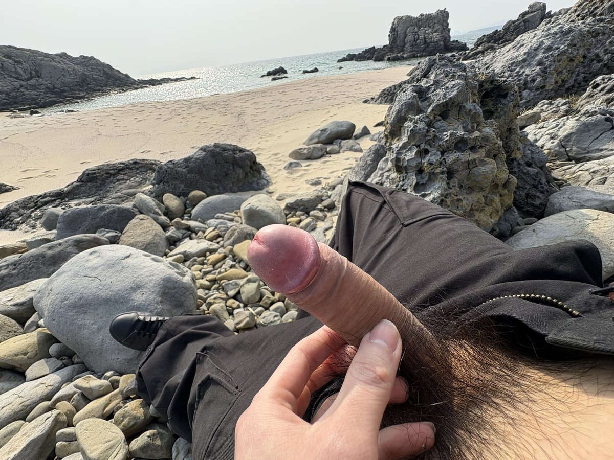 erotiner's tweet photo. 海で1人でオナニー🎵
※相手いないのでオナニです
※寒いので裸にはなれません

#セフれ　#おふぱこ　#裏アカ男子
#裏垢女子と繋がりたい　#おなにー https://t.co/SsJpmbVDHG