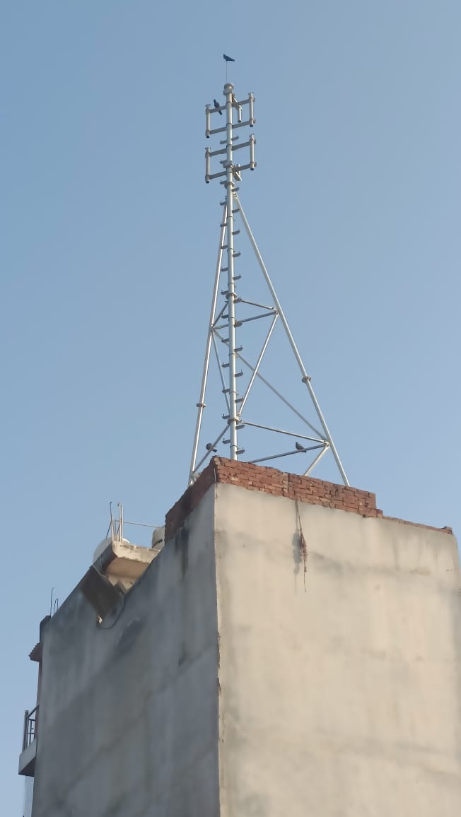 akki8745's tweet photo. Illegal network towel booster establishment next to my house!!!

Request @AamAadmiParty @AtishiAAP @JhaSanjeev @MCD_Delhi @DelhiPolice @TRAI @DoT_India to look into it and take immediate action.

It is very dangerous for the health of people mostly kids and senior citizens

HELP! https://t.co/gB35Rf1r1H
