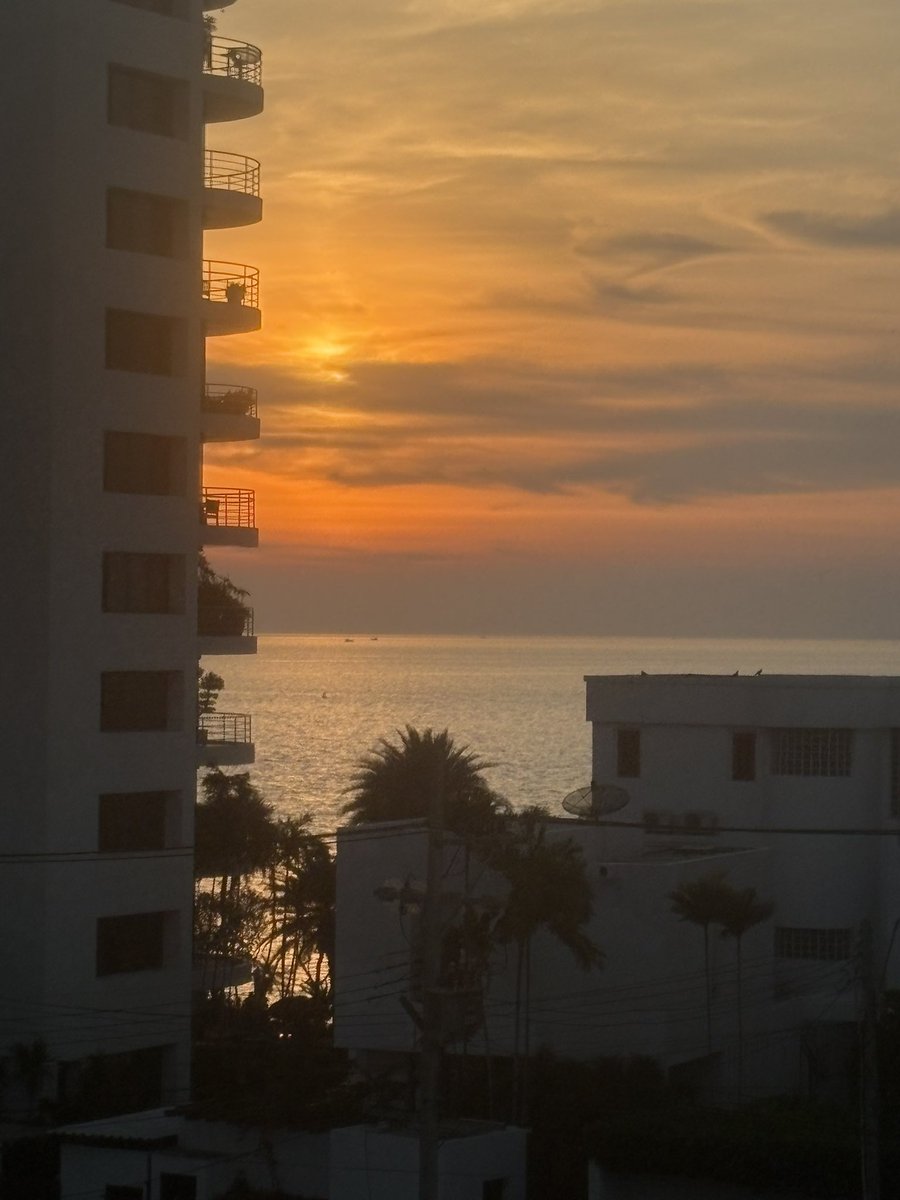 Dmca70's tweet image. Last sunset on a fantastic 2 month holiday 🇹🇭 I should be back in Northern Ireland in time for storm Eowyn 😭