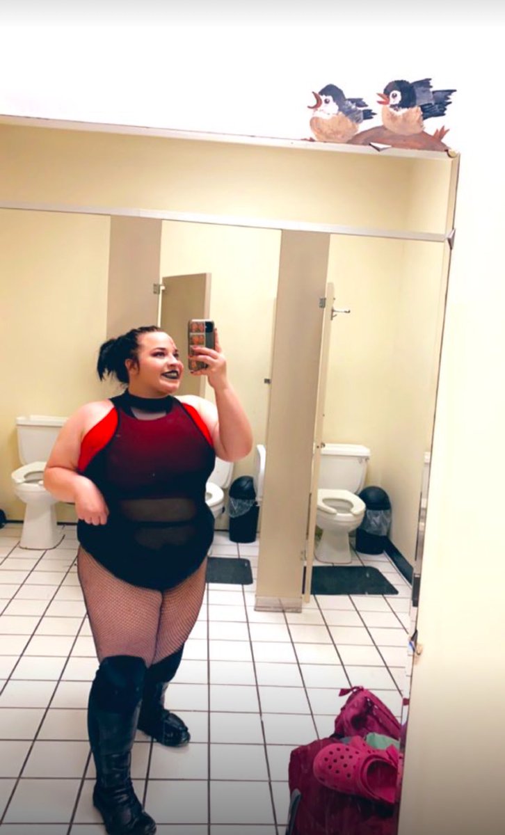 Rileyknocks's tweet image. 𝓞𝓷𝓵𝔂 𝓬𝓸𝓶𝓹𝓮𝓽𝓲𝓽𝓲𝓸𝓷 𝔀𝓱𝓮𝓷 𝓘’𝓶 𝓵𝓸𝓸𝓴𝓲𝓷𝓰 𝓲𝓷 𝓽𝓱𝓮 𝓶𝓲𝓻𝓻𝓸𝓻🌹