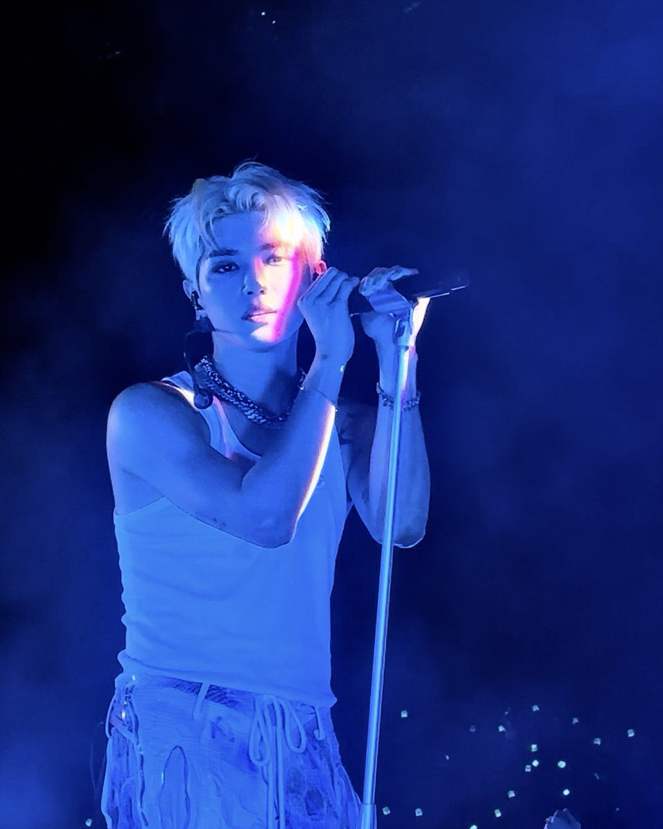 juyeomeow's tweet photo. its been a year so i’ll stop gatekeeping

i have an even more ethereal taeyong shot that night that Ive been gatekeeping for a year 😫 this man is not real https://t.co/fTVn7m79sA