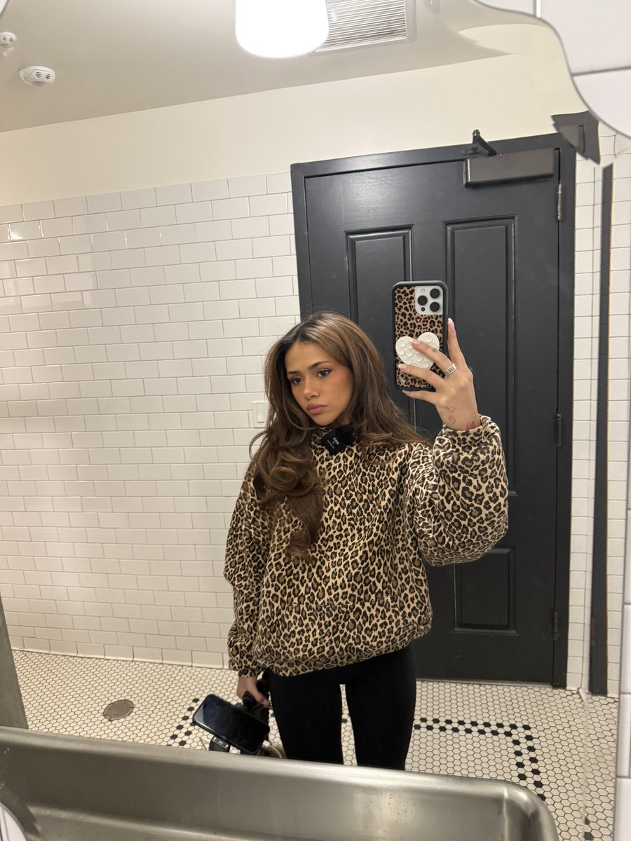 demisxxual's tweet photo. shoulders and arms https://t.co/nGbrq1J6s3