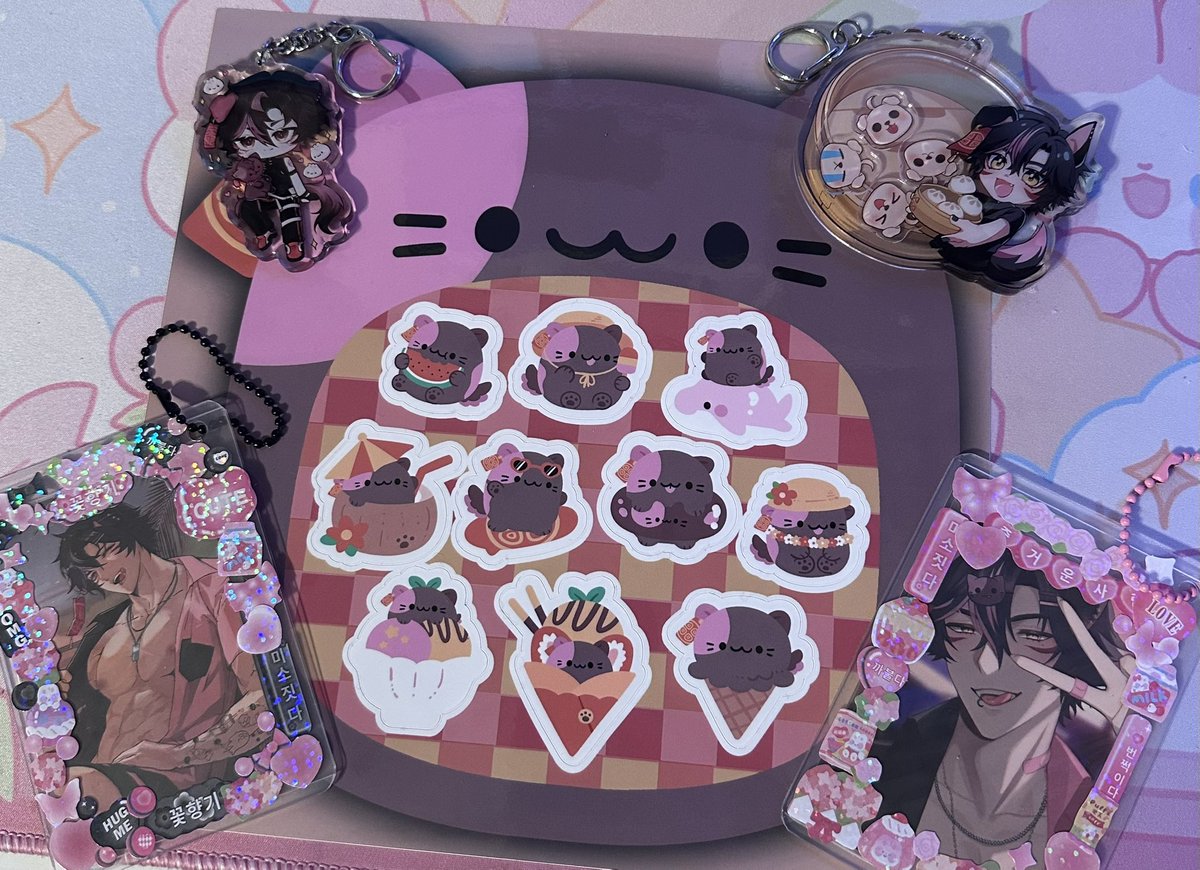 Omg love these photocards and stickers, more to my collection. 🧧🐾 🩷🖤

#k9merch #yorunomerch