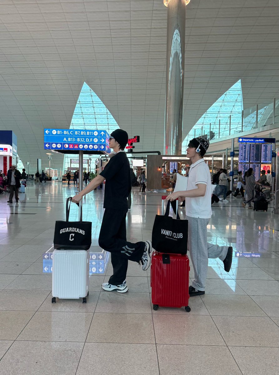 ยัยเด็ก เสื้อขาว เป๋าแดง พกหมอน โคตรน่ารักเลย 😍 ใช่หมอนมั้ย ที่หนีบนั่นหมอนใช่มั้ย 🤣

ᐧ༚̮ᐧ #moslhong ✧ <a href="/mos_psl/">moslhong</a> ♡
ꪔ̤̮ #ISBANKY ♡ <a href="/Bank_mondop/">isbanky</a> ༊
♡̩͙  #MosBank ✧ #มอสแบงค์ ✿