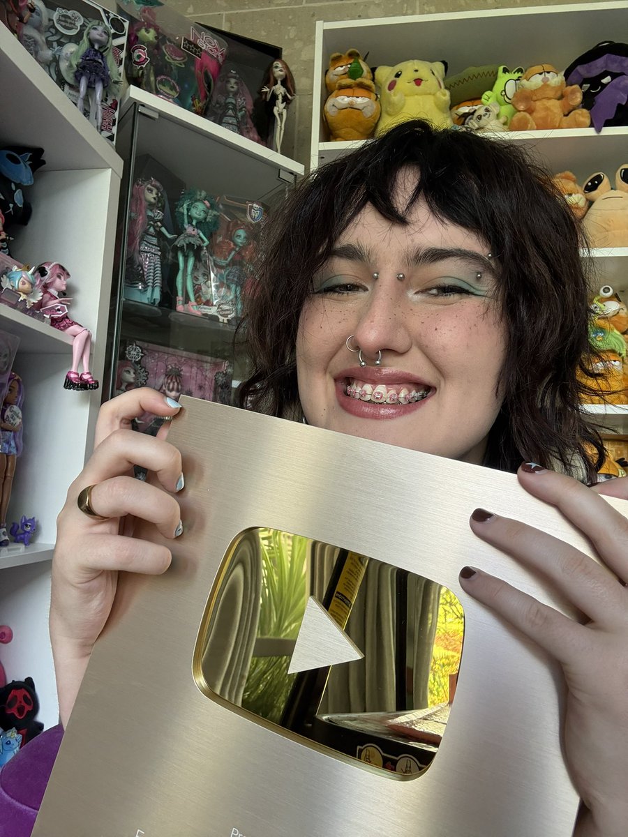 1 MILLION SUBS.. we did it gamer army… omg i literally don’t even know what to say im still speechless. Thank you guys so SO much for watching the stuff i make, all of your hilarious comments, and so many kind and lovely messages over the years. You are all so SO epic