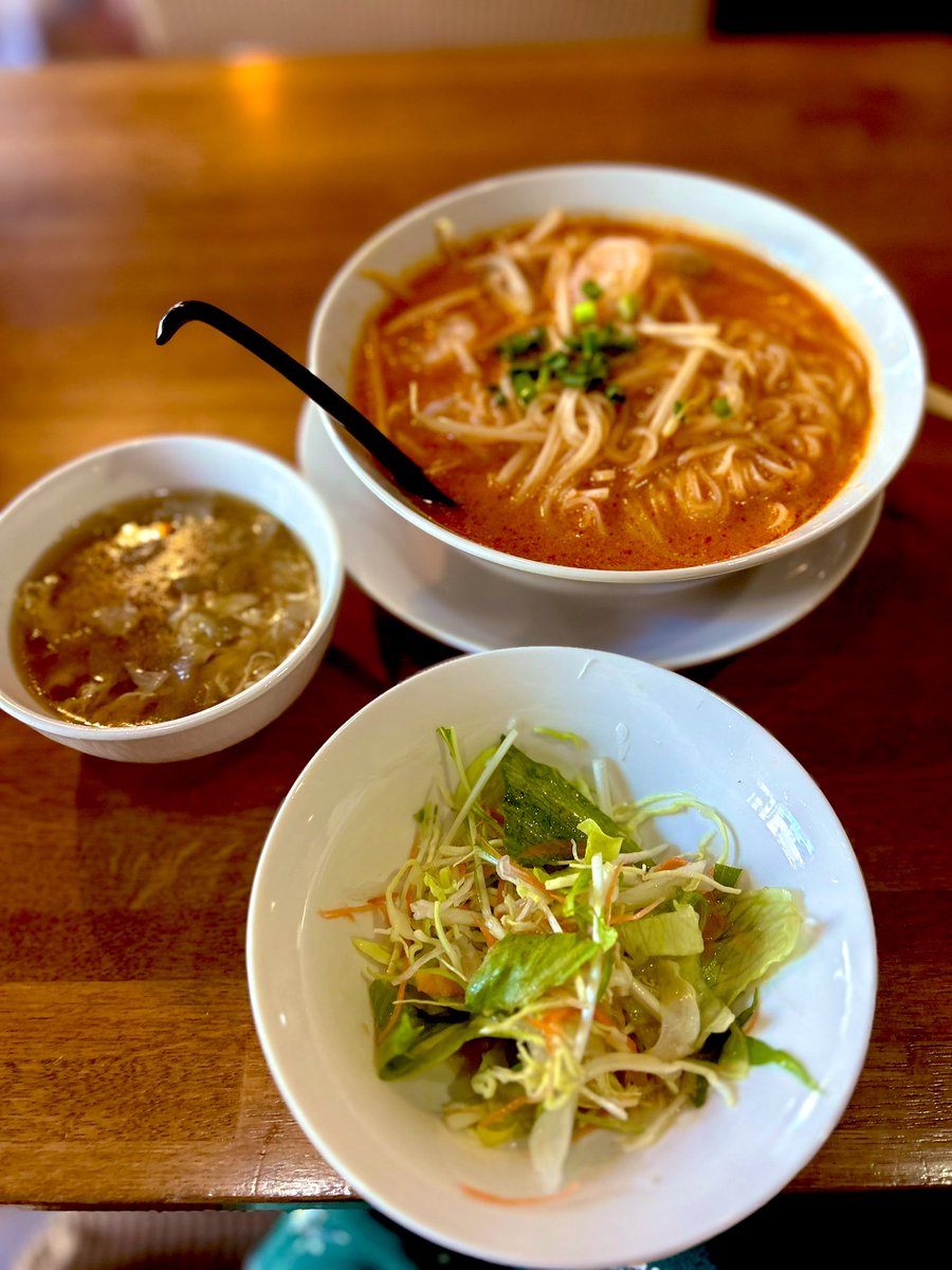 白い服でトムヤムクンラーメン
頼んじゃったからお箸をパスタみたいにして食べた