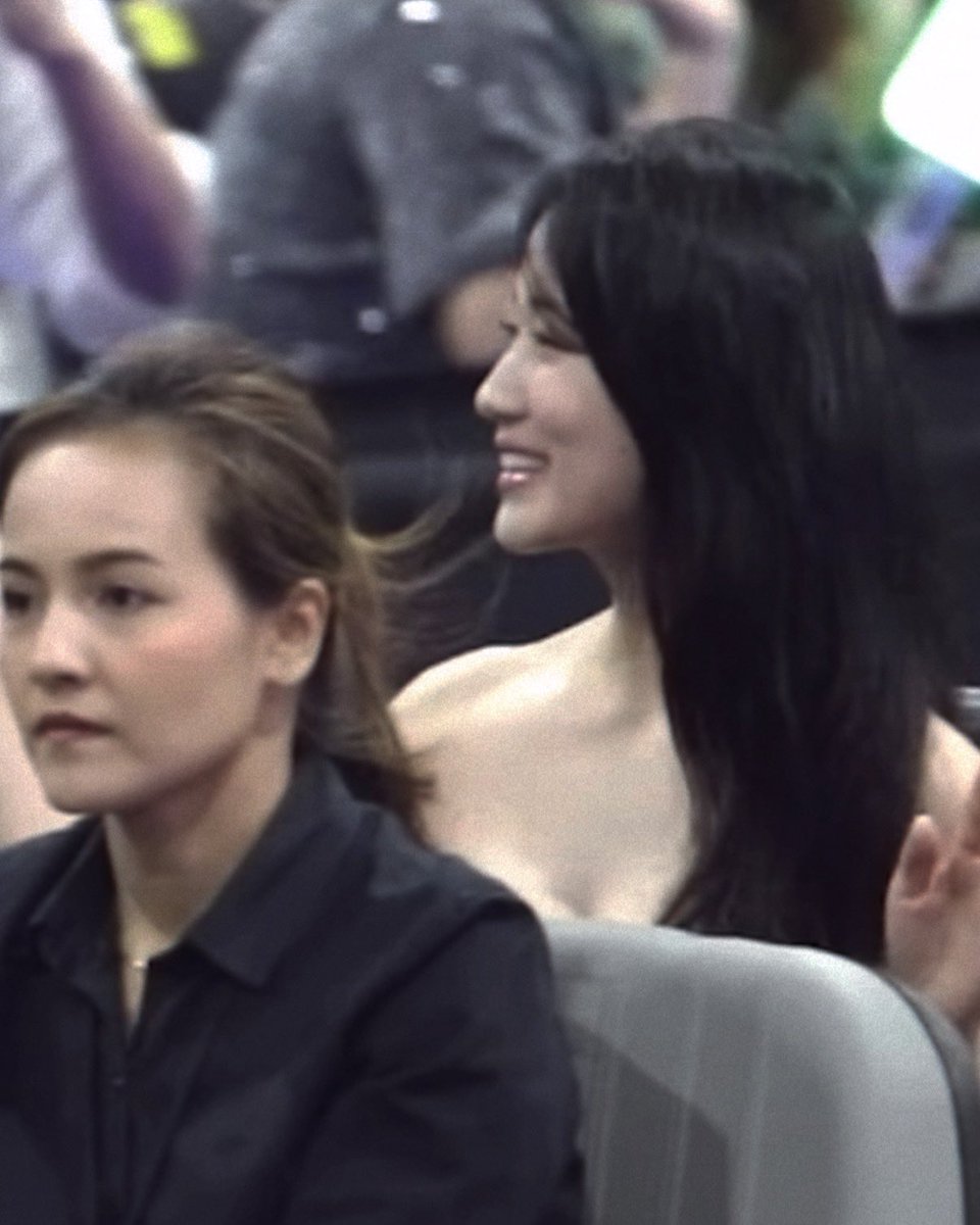 ppyoyo1111's tweet photo. AAA 퍼레이드 #김혜윤 그저 공주님👸 https://t.co/EgfFVhYCha