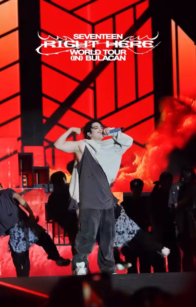 jihanmisser's tweet photo. serious questions for day 2 goers, how did yall still manage to finish the rest of the show still breathing fine after this ????? https://t.co/uWWWPWcRHg