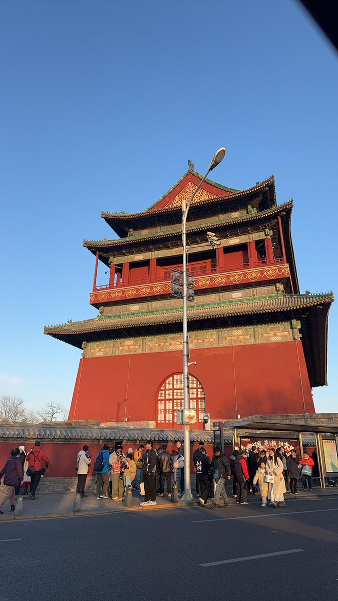 北京plog3
果然比起上海更喜欢北京
胡万卷饼我称之为北京必吃榜
然后带哥哥吃了去年来北京的时候被带着来吃的小炉匠 （什么ntr情结）
很好吃 东北烤肉分量特别大的
菜量大概是我平时去的烤肉店3倍
元古 感觉变成网红打卡点了 
🐟也跟风拍了一张 
哥哥的技术媲美专业陪拍 把鱼腿拍的好长！ https://t.co/bfdoGL399E