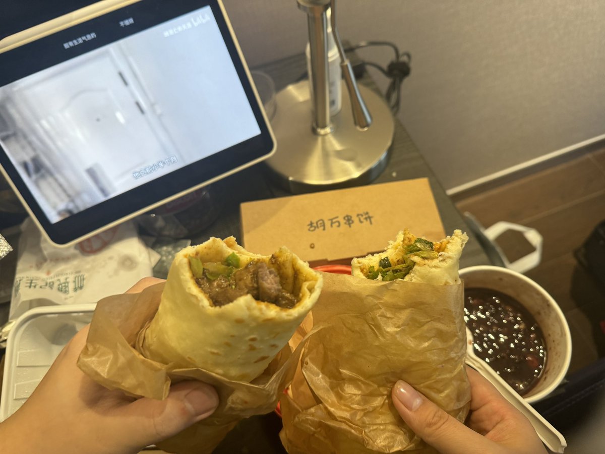 北京plog3
果然比起上海更喜欢北京
胡万卷饼我称之为北京必吃榜
然后带哥哥吃了去年来北京的时候被带着来吃的小炉匠 （什么ntr情结）
很好吃 东北烤肉分量特别大的
菜量大概是我平时去的烤肉店3倍
元古 感觉变成网红打卡点了 
🐟也跟风拍了一张 
哥哥的技术媲美专业陪拍 把鱼腿拍的好长！ https://t.co/bfdoGL399E