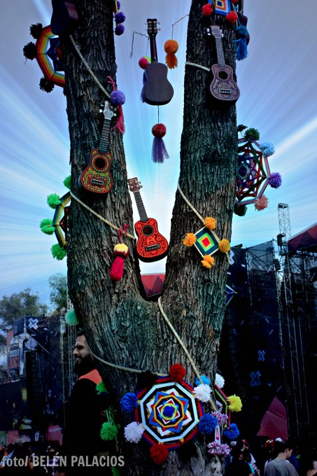 Comparte el mensaje:  MÁS MÚSICA, MENOS BALAS!