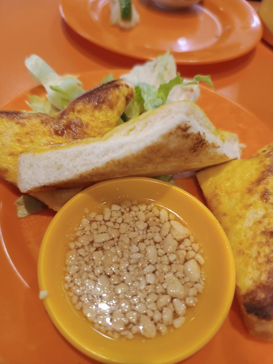 maimaaaaai's tweet photo. エビトースト頼んだら、ただ食パン揚げたみたいなやつ出てきた…ひどくない…？

#670円
#え https://t.co/SOLF2KRWd9