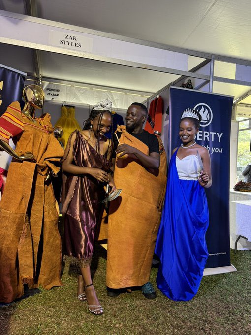 misstourismUga's tweet photo. Lubugo to the world! Among the things showcased by Uganda at the 🇺🇬- 🇨🇳 cultural exhibition @SheratonKampala yesterday, was Uganda’s🇺🇬 traditional wear both in lubugo and other materials as well as Chinese 🇨🇳 wear in lubugo material.
#MissTourismUganda
#LetthePearlshine

@MTWAUganda @TourismBoardUg @mugarra @LillyAjarova @ChineseEmb_Uga @PRC_Amb_Uganda @CCFU_NGO @NACCAU1 @GovUganda @GCICUganda @BucadefUg @TourBugandaUG @BakigaNation @ThekarimojongO @CattleAnkole @biankalucky_1 @vndamurani @QueenAkidi @hopeebnezer1209 @shannebirungi @KatatumbaElla70 @zion_saz @ShadiahBany @zion_saz @awekoshamirah @Sabimana_ @ugwildlife @DWayabire @Olal58435095 @zakialucky11 @Zakstyless @liberty_uganda @NanshemezaConn2 @OlivielOfficial @ugandauncovered @MauriceMugisha @ugandamuseums @BalaamAteenyiDr @KCCAUG @KagutaMuseveni