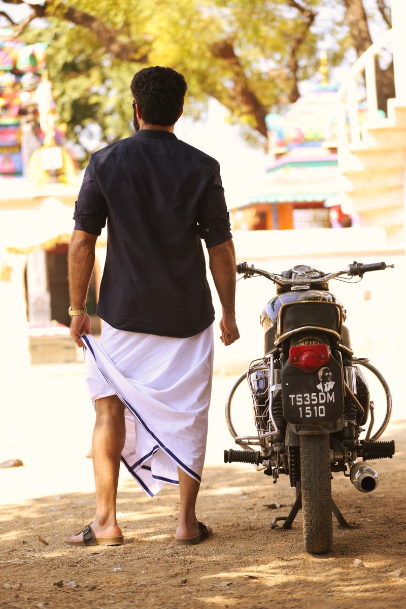 Andharu vinandi 🥁- Neti nundi #Dhandoraa shoot lo Seetharam (<a href="/pnavdeep26/">Navdeep</a>) gari sandhadi modhalaindi 💥Migilina samacharam vaayidhala vaariga vidudhala cheyabadutundi 🗓️
A ‘content’ful character loading..!! ⏳

<a href="/Benny_Muppaneni/">Ravindra Benerjee Muppaneni</a> <a href="/itsmaniika/">Manika</a> <a href="/pnavdeep26/">Navdeep</a> #RaviKrishna 
<a href="/ActorSivaji/">Sivaji</a>