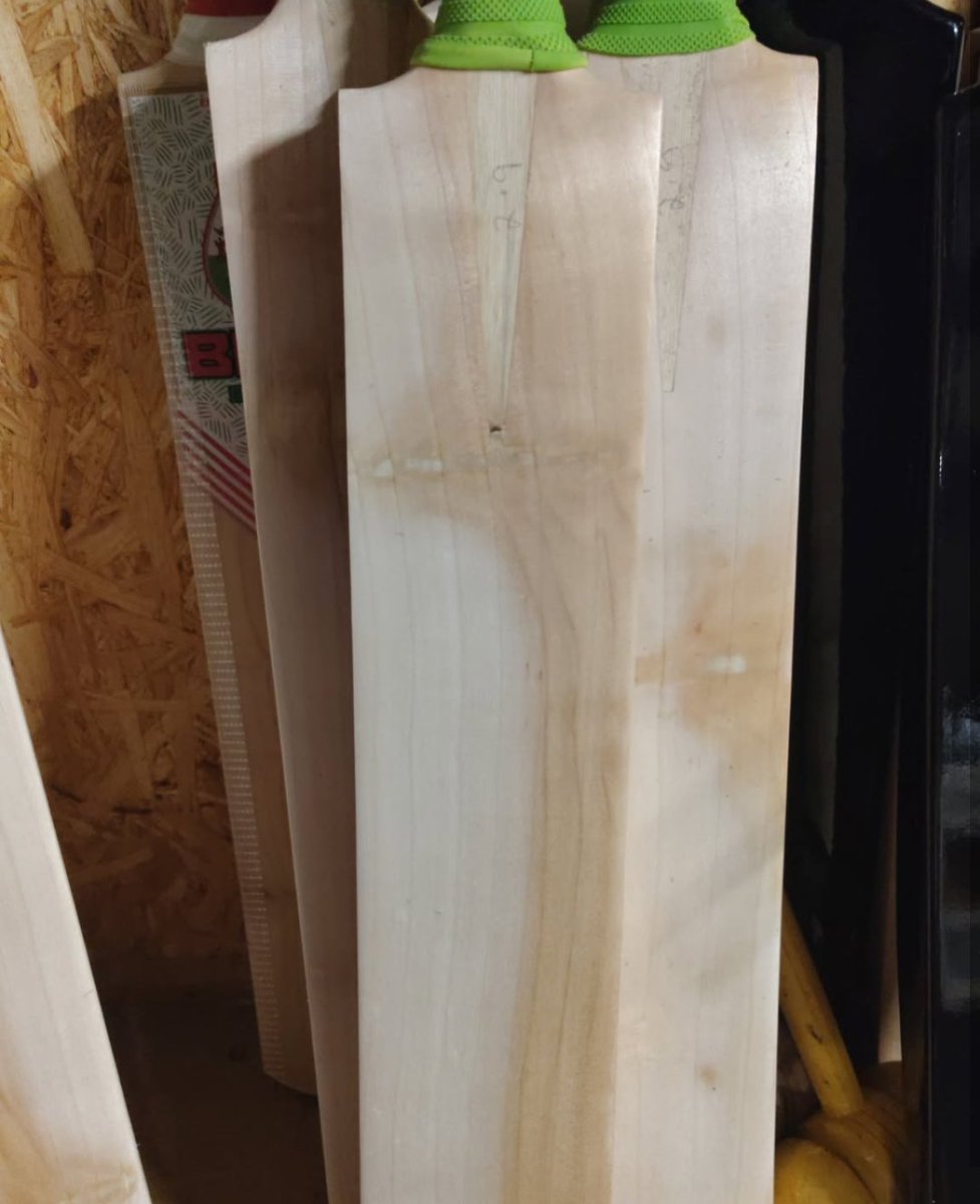 bats_bear's tweet image. This stunning butterfly is off to the big smoke to be used by @SaoirsedT.

Welcome to the club Saoirse. Hope you love it when it arrives. 

#swearbythebear #notout* #cricketbat #cricketfamily #cricketequipment #shoplocal