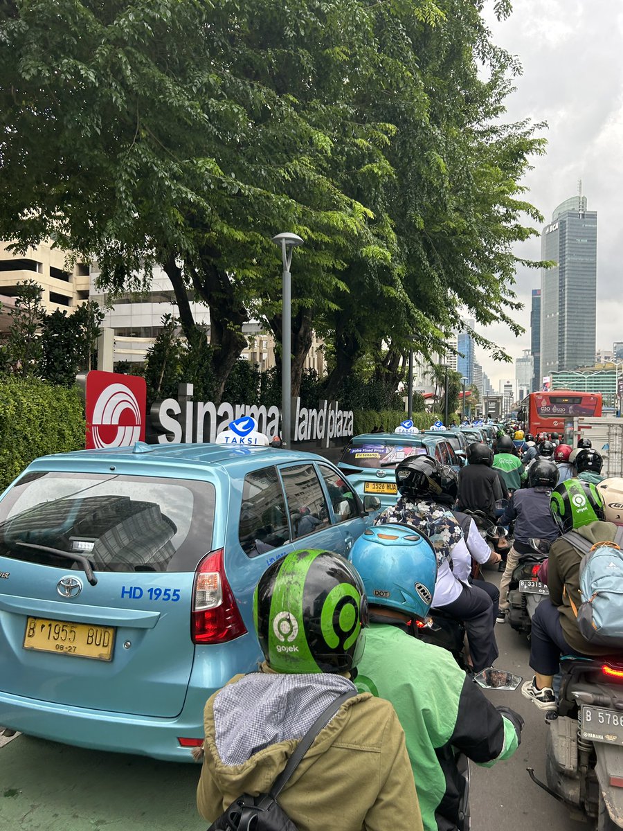 Rabu 22/01  depan <a href="/sinarmas_land/">Sinar Mas Land</a>  sudah jadi Pangkalan taxi <a href="/Bluebirdgroup/">Bluebird Group</a> mungkin besok akan jadi pool , tolong ditertibkan <a href="/dishubjakarta/">Dinas Perhubungan DKI Jakarta</a> <a href="/TMCPoldaMetro/">TMC Polda Metro Jaya</a>