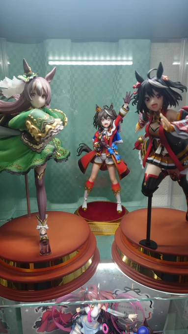 キタちゃんのフィギュアが届きました!並べたけど通常衣装のフィギュアやっぱでかいな…。あとRTTTも届いてた!特典はアヤベさん! 