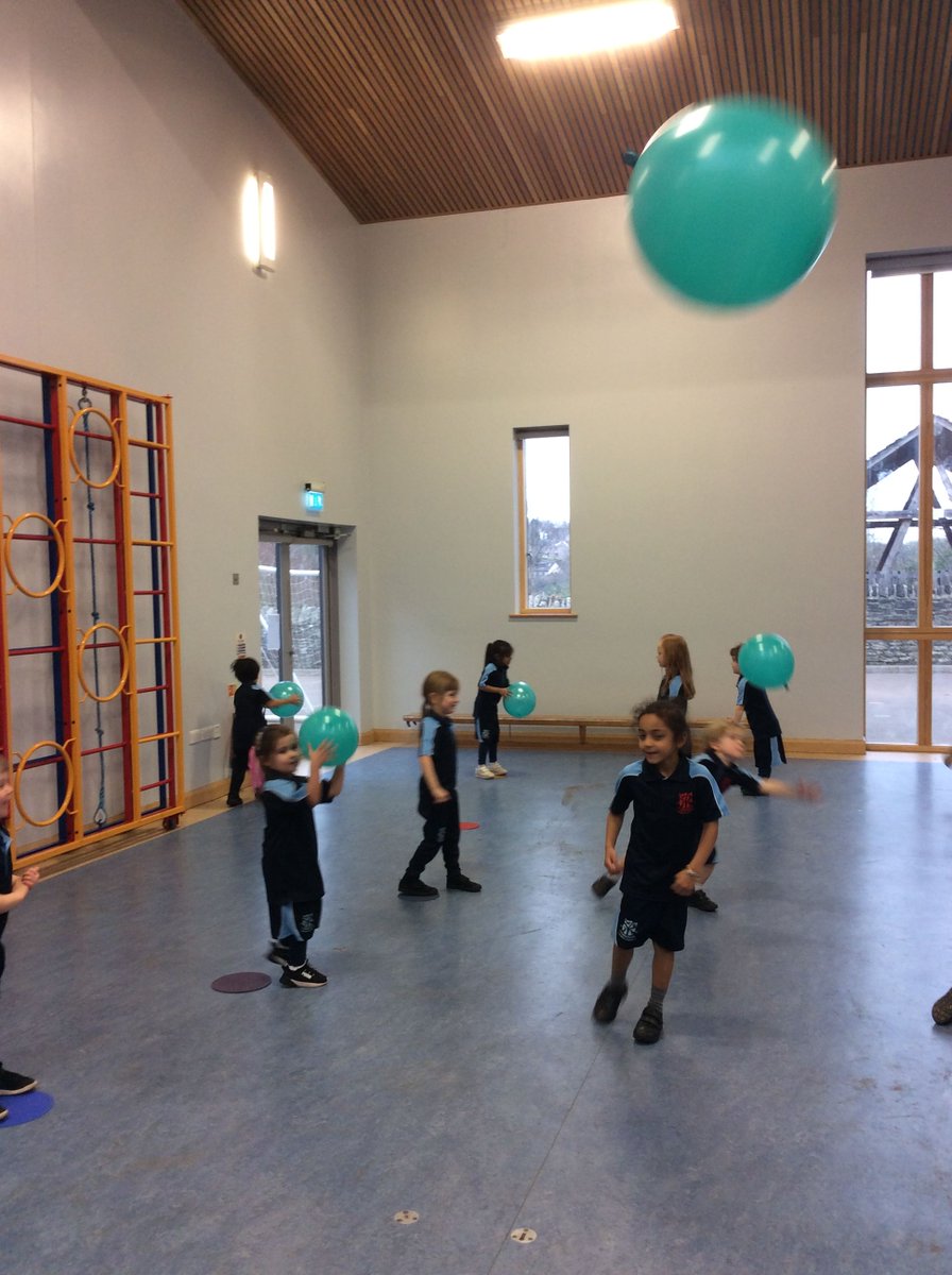 HambrookSchool's tweet photo. Reception started an exciting new PE topic this term: Rackets, Bats, Balls & Balloons! After exploring tennis balls and rackets, the children have moved on to balloons. They explored how to control and pass their balloon to their partner, which was lots of fun! #HambrookR https://t.co/XvAGoegizG