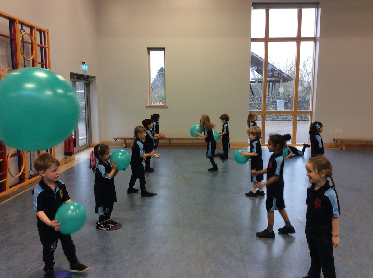 HambrookSchool's tweet photo. Reception started an exciting new PE topic this term: Rackets, Bats, Balls & Balloons! After exploring tennis balls and rackets, the children have moved on to balloons. They explored how to control and pass their balloon to their partner, which was lots of fun! #HambrookR https://t.co/XvAGoegizG