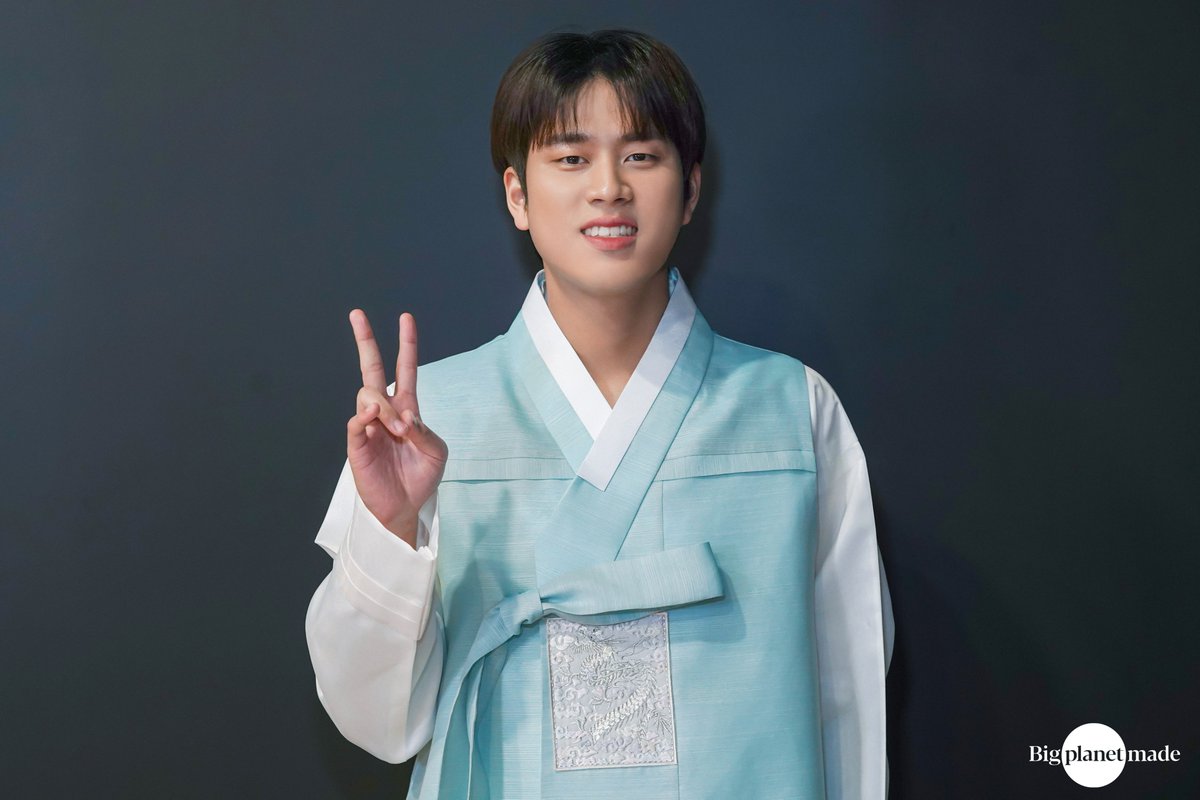bpmentofficial's tweet photo. [#BPM] 📸

올해도 BPM Friends와 행복한 추억 만들어요💕
따뜻하고 풍요로운 설날 되세요🌕

#이수근 #LEESUGUEN
#이승기 #LEESEUNGGI
#이무진 #LEEMUJIN
#BEO #비오
#BigPlanetMade #2025설날 https://t.co/oJYBWHNQsr