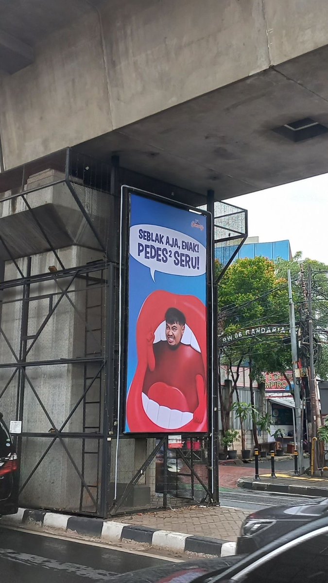 💚 ni mulut di bilboard cimory apa ga kurang gede? takut dimakan