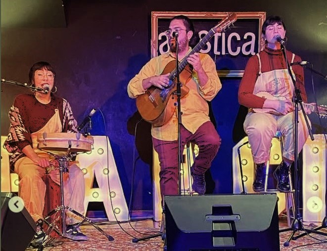Concert: LA FÚRIA DE LOS PÁJAROS 
*Grup premiat al Concurs Acústica Garcilaso.  

Divendres 31 gener, 18h. 
Gratuït.  Inscripció a l'enllaç de la bio. 

Fusió d’estils de músiques del món. Tres veus posen sobre la taula temàtiques socials i de la vida en societat.