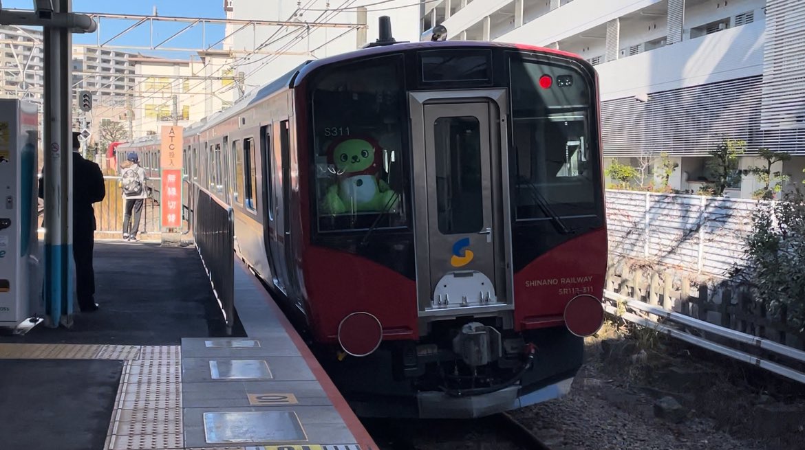 UTe2_658's tweet photo. 本日は
muetrain総武快速・成田線試運転、
E217系Y-33編成NN廃車回送と
SR1系S310+S311編成甲種輸送でした
211系A51編成OM入場も
あったようですが、時間の都合上それは
撮影できませんでした
NN廃回はJRの時変により
ケツ撃ちしかできませんでした
#MUETrain #SR1系 #E217系 https://t.co/5PlgNC5fsO