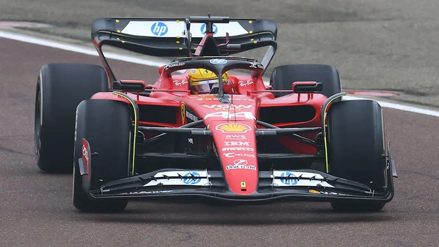 EstagiariodaF1's tweet photo. Lewis Hamilton pilotando a Ferrari SF-23 em Fiorano pela primeira vez https://t.co/Lz0NT7L14C