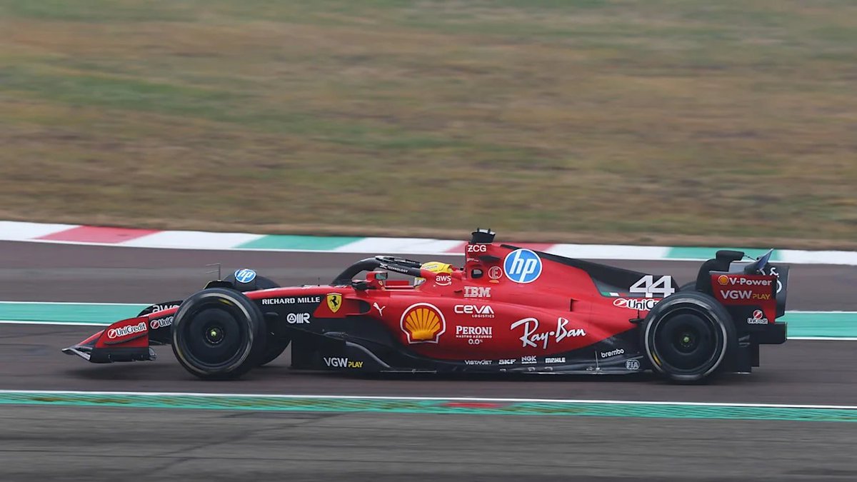 EstagiariodaF1's tweet photo. Lewis Hamilton pilotando a Ferrari SF-23 em Fiorano pela primeira vez https://t.co/Lz0NT7L14C