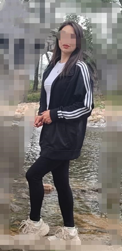 妈妈的生活，成熟的外表下夹着一个湿润的骚屄
看着一本正经。实际上我妈好多时候不穿内裤