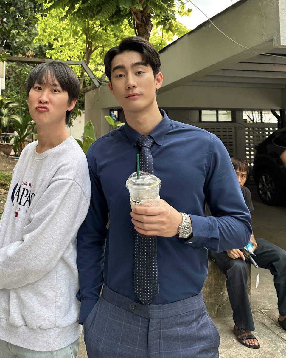แล้วฟอสจะงงมั้ย ตอนเป็นบอสกันต์ใส่สูทผูกไทด์กางเกงสแล็คคนกรี๊ดกันแทบตาย แต่พอเป็นพี่อาร์ค คนเรียกลุงบ้าง อาจารย์บ้าง คณบดีบ้าง ทั้งๆที่ใส่เสื้อเหมือนกันด้วยซ้ำ 5555555555555555