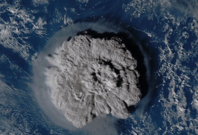 NIET OP HET NIEUWS ...

Op 10.08.2023 werd door weer.nl een artikel gepubliceerd over de gevolgen van de Hunga Tonga vulkaan uitbarsting op het klimaat.

De uitbarsting Hunga Tonga-vulkaan ( 15.01.2022 ) gaat het weer flink beïnvloeden.
De  waterdamp, die door de