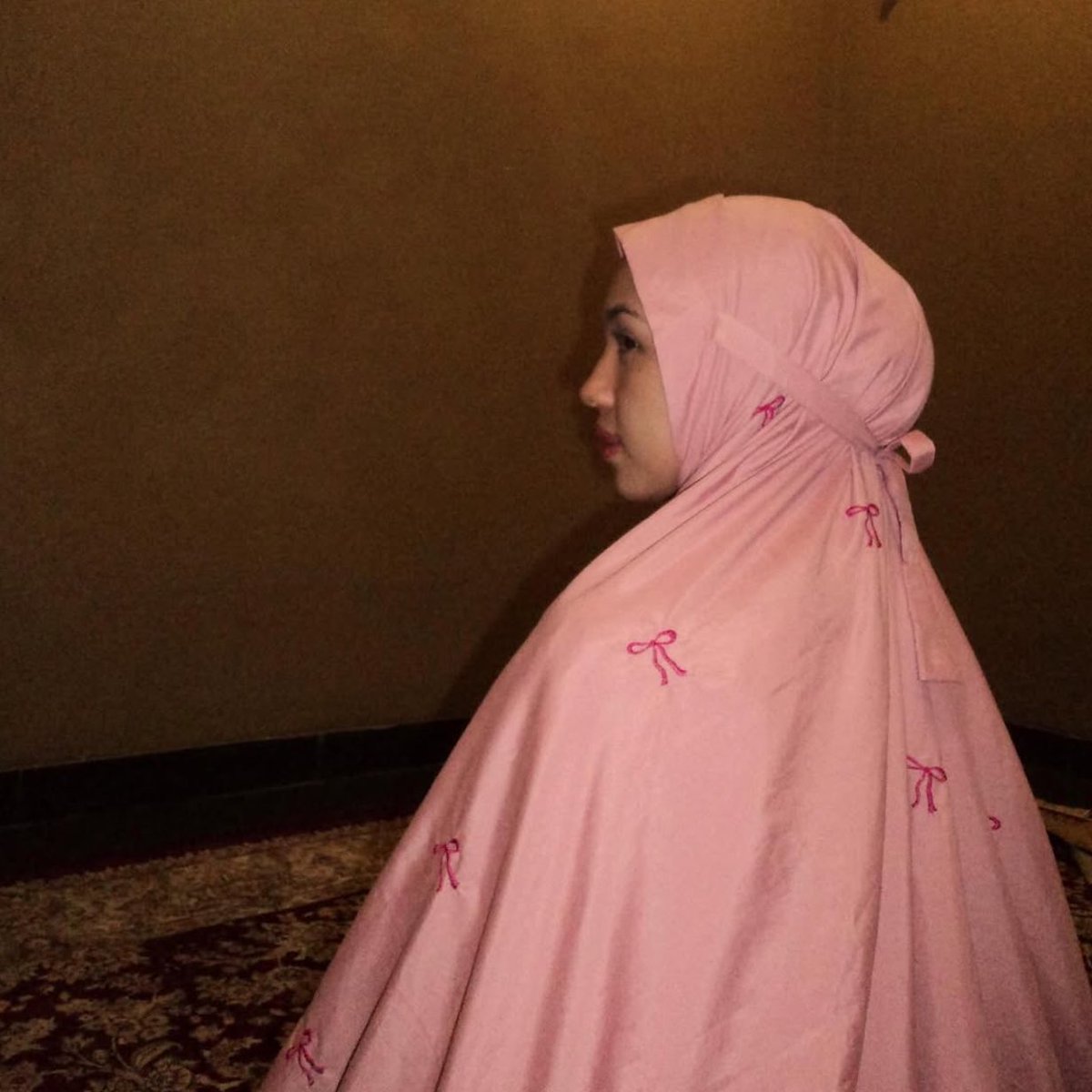 roxysshi's tweet photo. Mukena coquette ringan cantik persiapan buat taraweh dibulan puasa ini, ada banyak pilihan warnanya dan praktis juga untuk dibawa, check aja dulu nanti aku spill mukena model terusan dan ada gamisnya juga 🤗💖 https://t.co/LtFt40fwdy