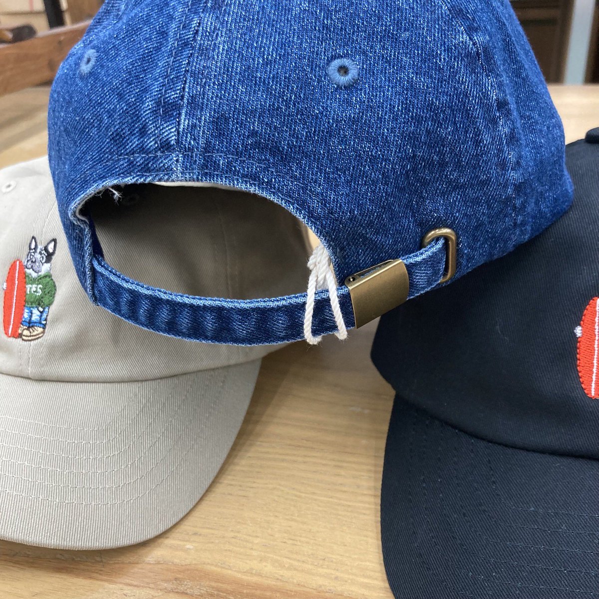 AmeproBaybrook's tweet photo. TESより刺繍キャップ、サーフブヒが登場です！！！

#baybrook #amepro #fashion #kumamoto #tes #buhi #ベイブルック #アメプロ #ファッション #熊本 #テス #ブヒ https://t.co/NuHi87NBDO