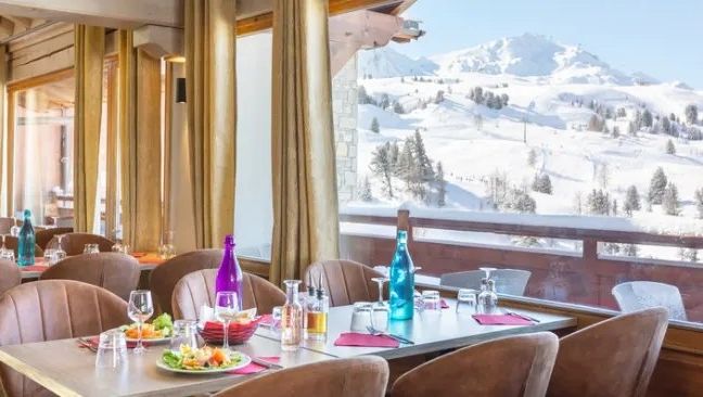 HashtagTravelUK's tweet image. 🏔️ Escape to the Slopes: Belle Plagne! ❄️

✨ Stay at Hotel des Deux Domaines – ski-in/ski-out luxury!
🛷 8th Feb 2025 | 7 Nights | Half Board
💥 Gatwick: £1,399pp (Save £530pp!)

📞 01371 483 444 to book now!

#SkiHoliday #BellePlagne #FamilySki