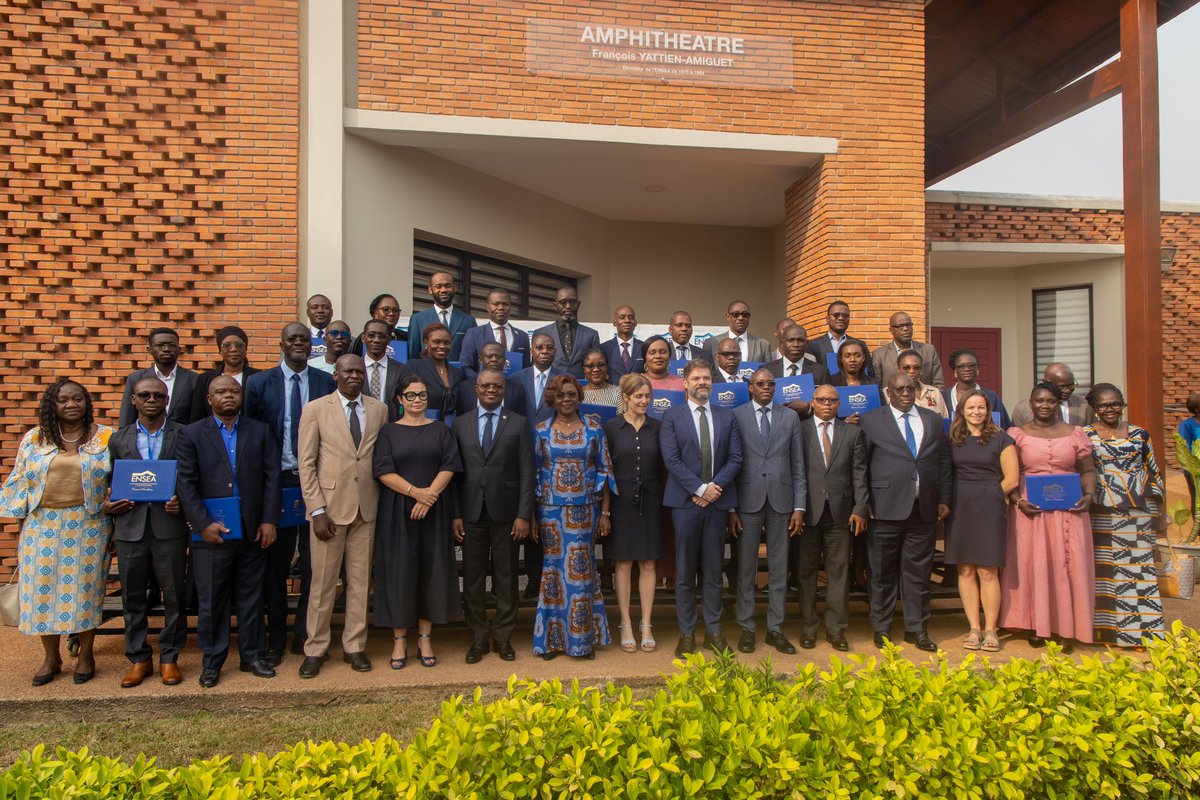 Paravicini_M's tweet photo. 🎓📊 Fierté et engagement !Le 17 janvier 2025, s'est tenue la cérémonie de certification de la 3ᵉcohorte de fonctionnaires 🇨🇮 formés en Évaluation des Politiques Publiques avec @JPAL_Europe &amp; @EnseaO. Un projet soutenu par @AFD_France dans le cadre du MDS3 signé avec le @MPD_CI. https://t.co/8OgJiWT2bm