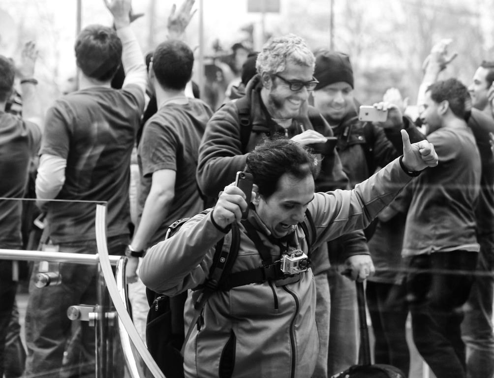 Hoje é dia do <a href="/rfischmann/">Rafael Fischmann</a> ! E a outra rede me lembrou de um dia (e noite inteira) de espera para pegarmos o iPad 3 (que menos de um ano depois foi trocado pelo iPad 4!) em NYC. A foto foi feita por uma pessoa que ficou acompanhando a loucura que era esse troço de fila na Apple.