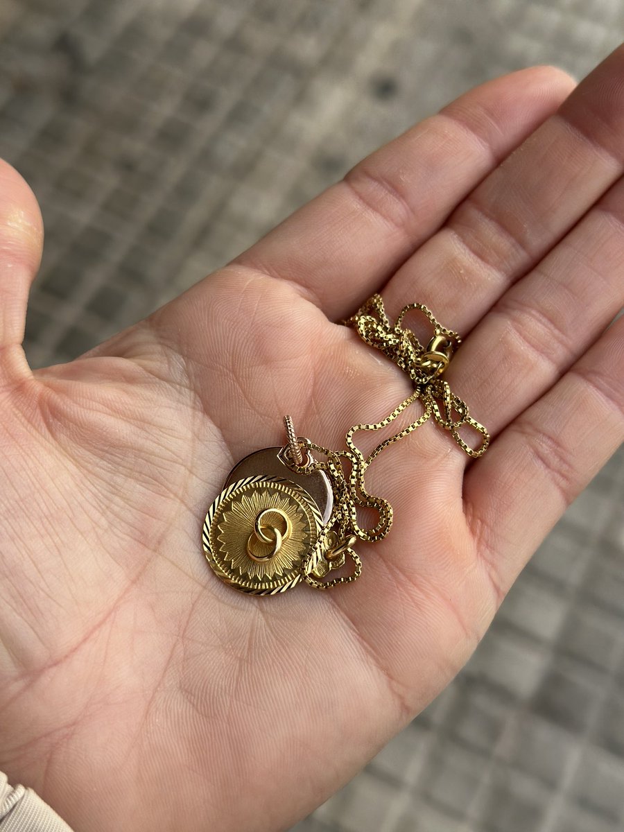 Acabo de encontrar esta cadena de oro en Palma (Mallorca). Por lo que lleva inscrito, creo que es de gran valor sentimental. A ver si Twitter hace su magia y encontramos a su dueñ@. 💖