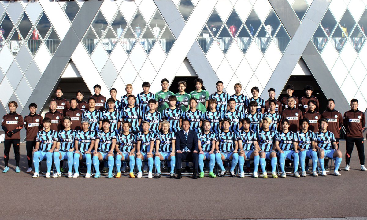 FCosakaOfficial's tweet photo. 🔵𝟮𝟬𝟮𝟱 𝙁𝘾 𝙊𝙨𝙖𝙠𝙖⚪️

今季はこちらのメンバーで戦います🤜🔥🤛

明日からは2次キャンプがスタート✔︎

チーム・個人の両面から成長を求めて、トレーニングを重ねます🏋️‍♂️

#FC大阪 #fcosaka #J3 #東大阪 https://t.co/IaGTUqKJyK