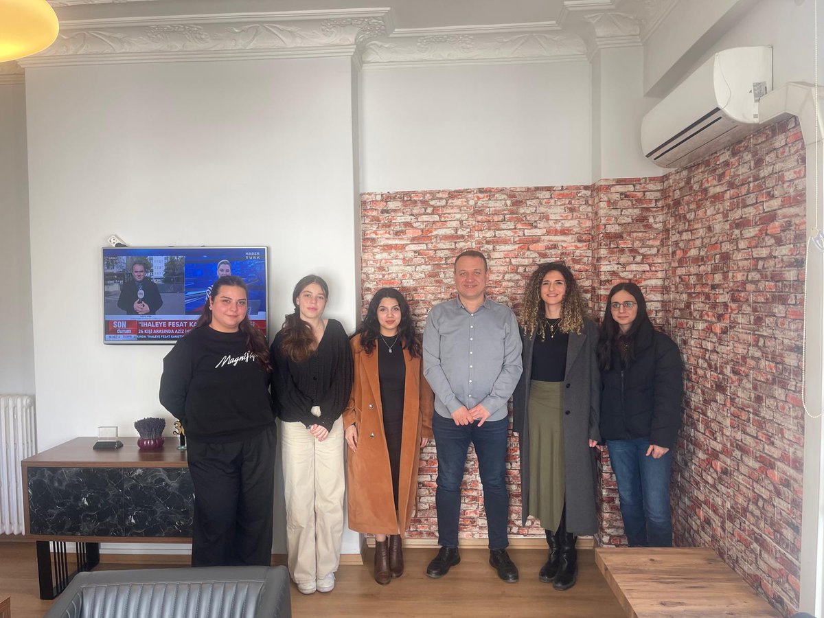 Avrupa Birliği Sivil Düşün Programı desteğiyle yürüttüğümüz Yeni Bilim İletişimcileri Yetiştirme Programı kapsamında <a href="/gazeteduvar/">duvaR</a> genel yayın yönetmeni Sn. <a href="/BarisAvsar3/">Barış Avşar</a>'ı ziyaret ettik. Bilim gazeteciliği konusunda sunduğu destekten ötürü kendisine teşekkür ederiz.
<a href="/SivilDusun/">Sivil Düşün</a>