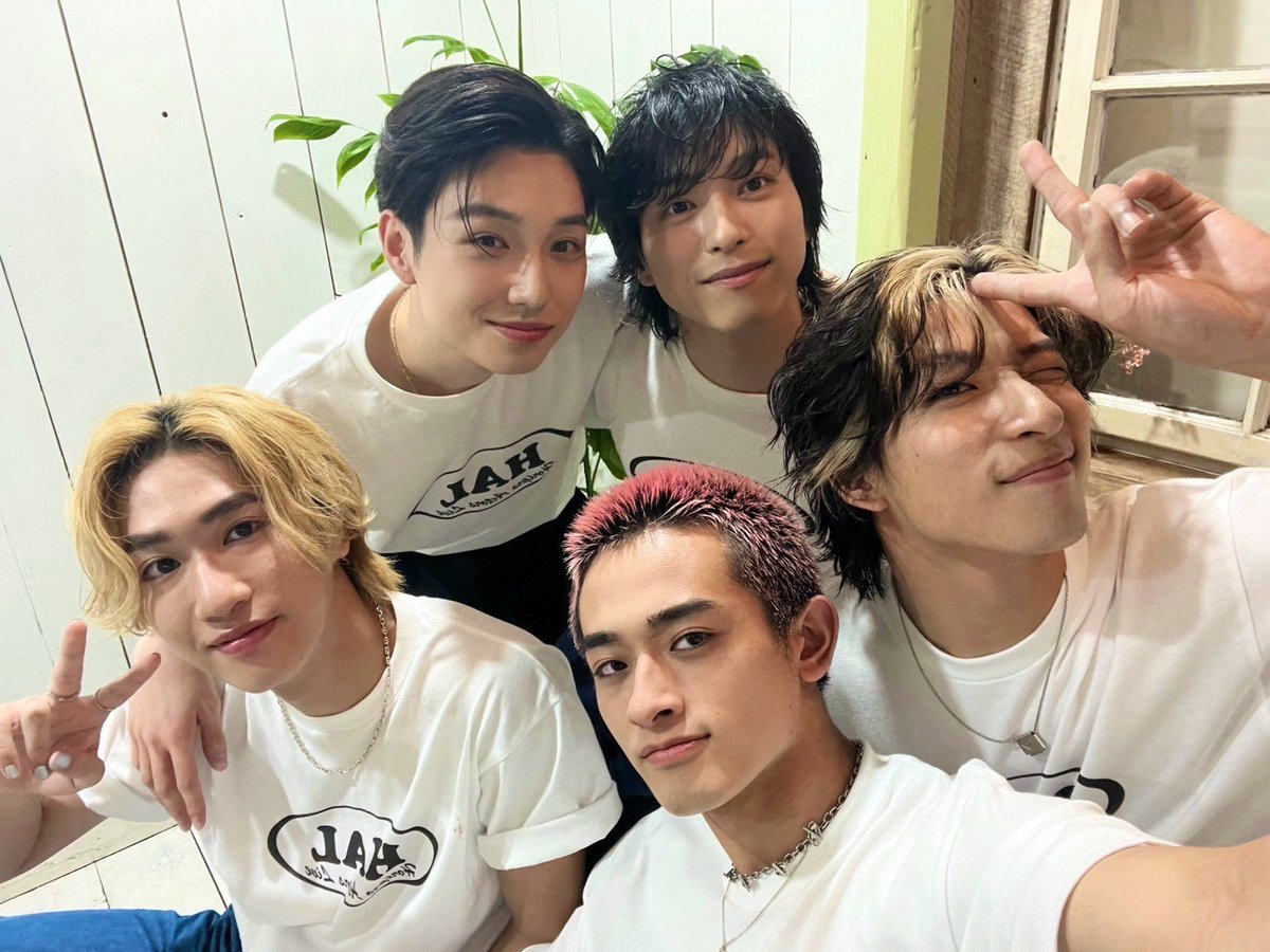 Horipro_HAL's tweet photo. \オフショット公開🤳/
JUNON3・4月号見てね〜👀
みんなでお揃いホリア��Tシャツ✨
#DOGFOX
@soichi_itose @nishino__ryo @ryuta_kuwayama @noakyon2525 #古幡亮
#ホリアク
#ホリアクep4 https://t.co/6W8dDNVWDn