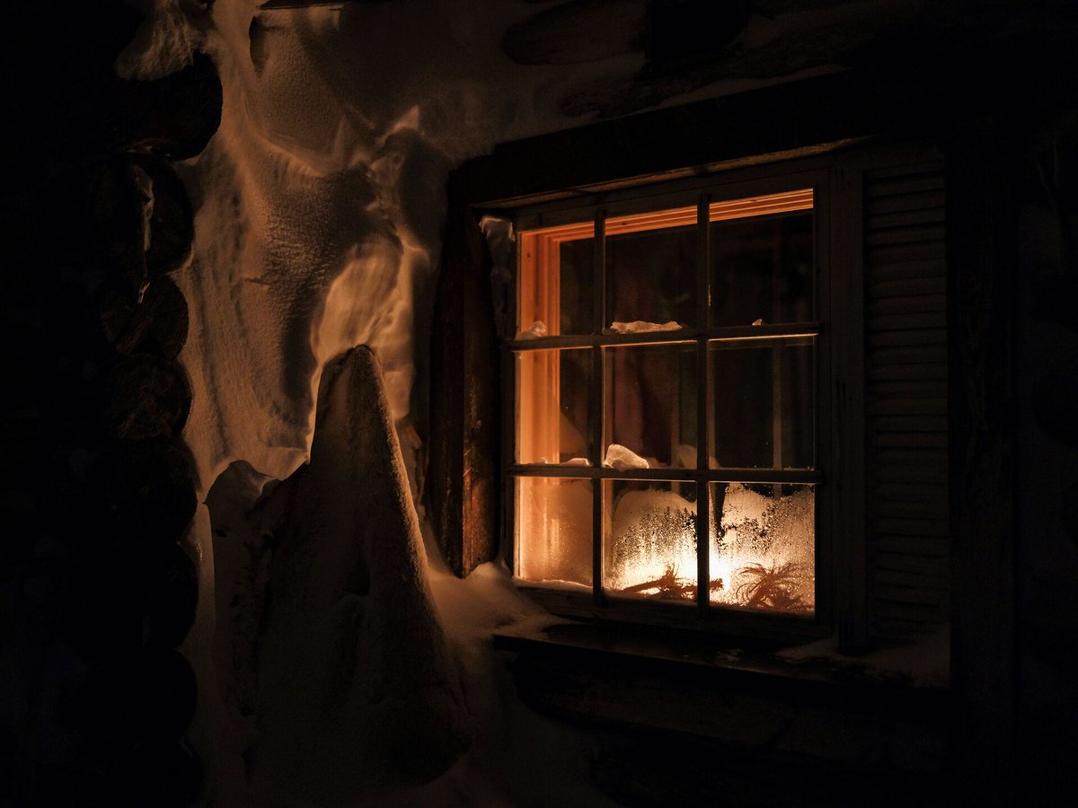 FujifilmX_DE's tweet photo. #xSample von Karolina Jonderko

Fotografin Karolina nutzte die GFX100S II, um die besondere Stimmung eines verschneiten Abends einzufangen. Das warme Licht kontrastiert perfekt mit der frostigen Umgebung.

GFX100S II + GF55mmF1.7 R WR

F1.7 | 1/60 Sek. | ISO 6400 | 55 mm https://t.co/4awpwVTMym