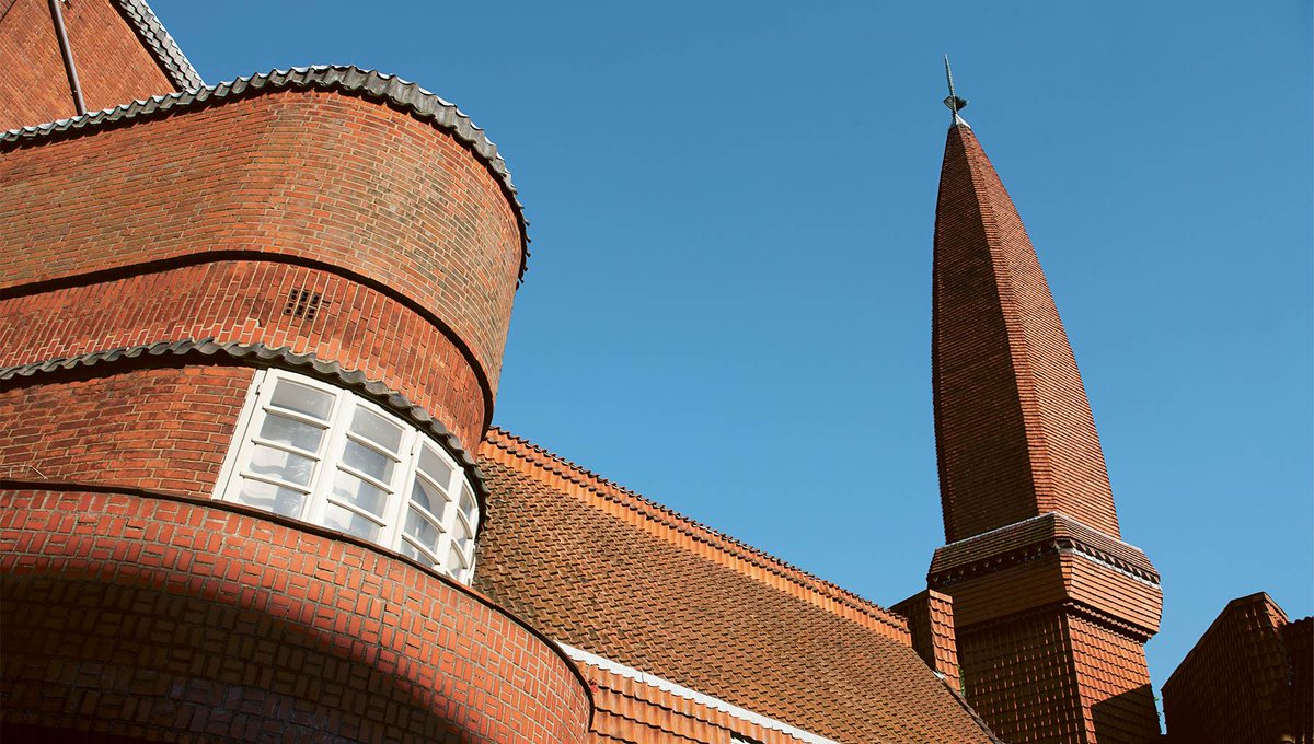 JJoaquinGalanEs's tweet image. The #HetSchip (literally &quot;the ship&quot;) is a building complex located in the #Spaarndammerbuurt neighborhood of #Amsterdam #Netherlands, designed in the #AmsterdamSchool style by Michel de Klerk in 1919.

#BrickWednesday #Architecture #Brick #archilovers #Design