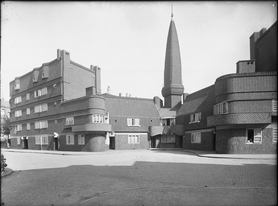 JJoaquinGalanEs's tweet image. The #HetSchip (literally &quot;the ship&quot;) is a building complex located in the #Spaarndammerbuurt neighborhood of #Amsterdam #Netherlands, designed in the #AmsterdamSchool style by Michel de Klerk in 1919.

#BrickWednesday #Architecture #Brick #archilovers #Design