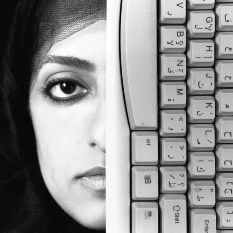 QafilahMagazine's tweet photo. "لا تستكين بطبعها إلى خامة معينة، بل تعيد تشكيل كل ما قد تصل إليه يداها؛ لتخلق تباينًا في أعمالها تستخدمه لرواية القصص".

هكذا تصف @rawantalal أعمال الفنانة السعودية @ManalAlDowayan، ضمن القراءة المعمقة لمسيرتها الفنية، التي تستكشف عبرها الفن والحياة وامتزاجهما.

#مجلة_القافلة