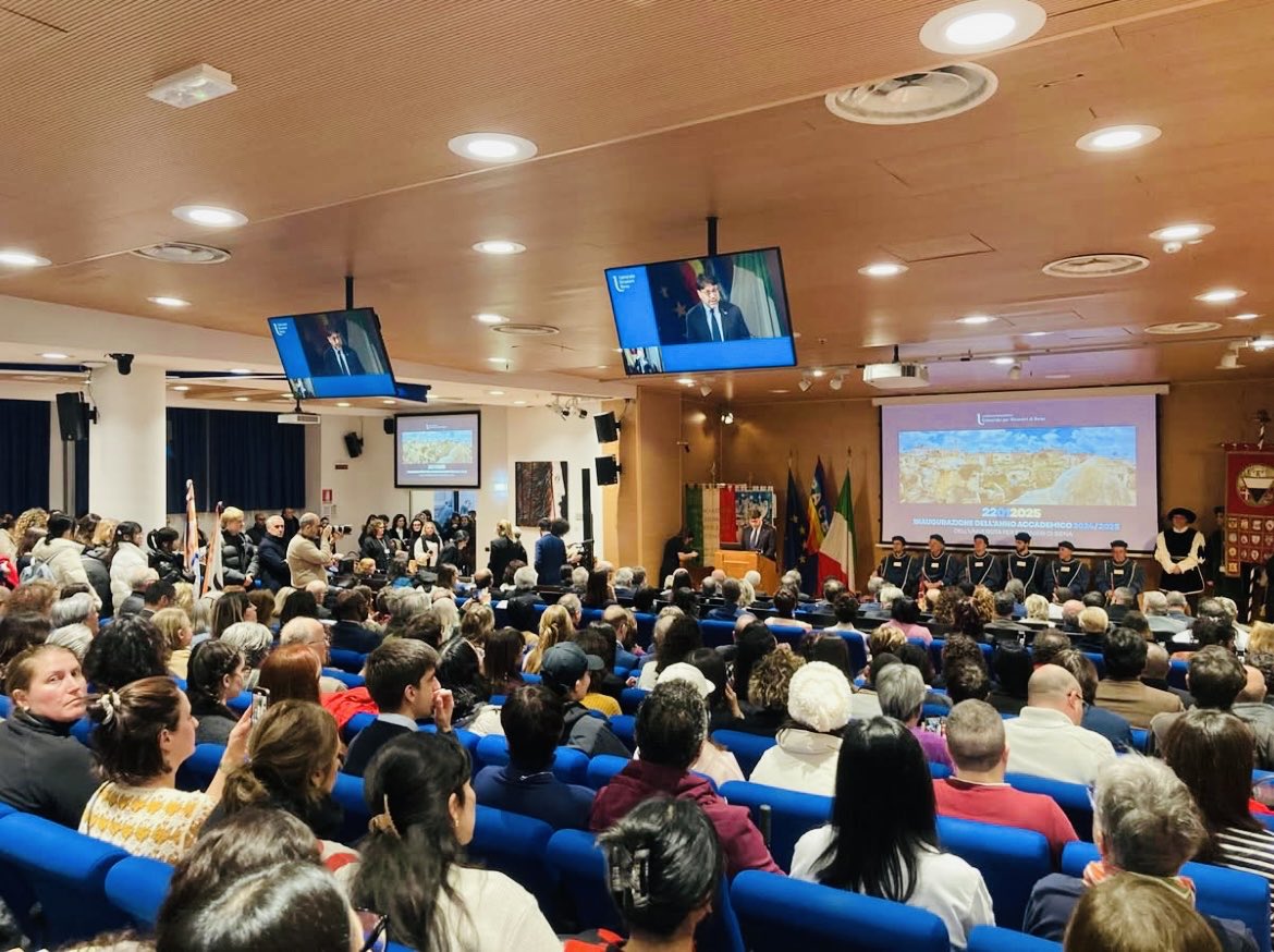 Iniziano in aula magna con la relazione del rettore Montanari le celebrazioni per l’#inaugurazione dell’#annoaccademico 2024/2025.

#unistrasi #unistrasilife #unistrasiacasanelmondo