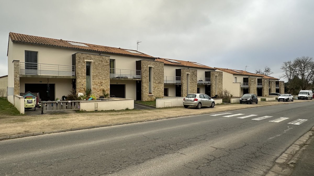 🆘#CPVA Presque tout un village des Deux-Sèvres... privé de chauffage ! Et ça fait 2 hivers que ça dure ! Logements sociaux, école, caserne... La faute à un réseau "défectueux" depuis 20 ans reconnaissent les autorités ! <a href="/courbet_julien/">Julien Courbet</a> va tenter de faire bouger les choses ☎️💪