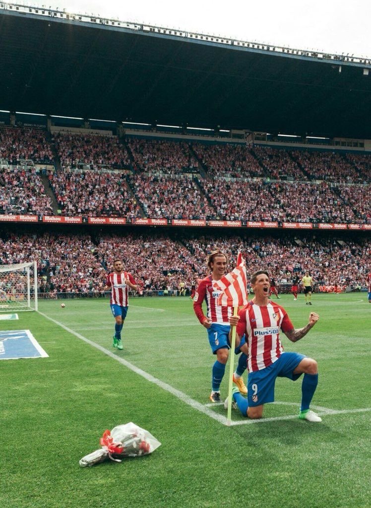 MomentoCalderon's tweet photo. No es solo un ramo, es uno de los últimos símbolos del Calderón. https://t.co/QDFbkCBFxW