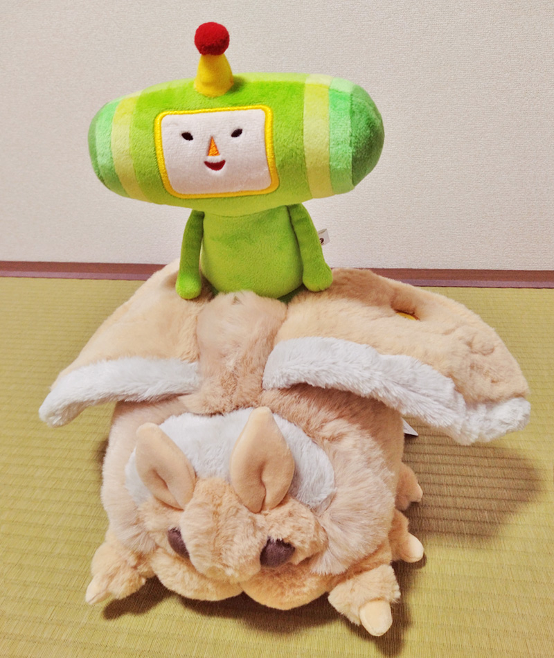 #モスのいる日常　のヤママユガ系モスが我が家に来てくれたので　#塊魂　の王子に乗ってもらいました✨　ヤママユちゃんの背中モフモフしてて気持ちいいね王子☺️