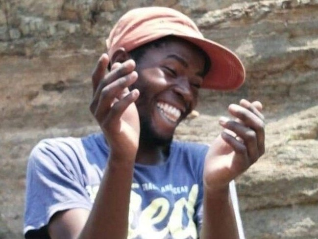 Tracylynking71's tweet photo. @confess256 After the wife nursing the husband he will go back to that side chick bamukulise edwalilo🤣🤣 https://t.co/rCO67r8SLg